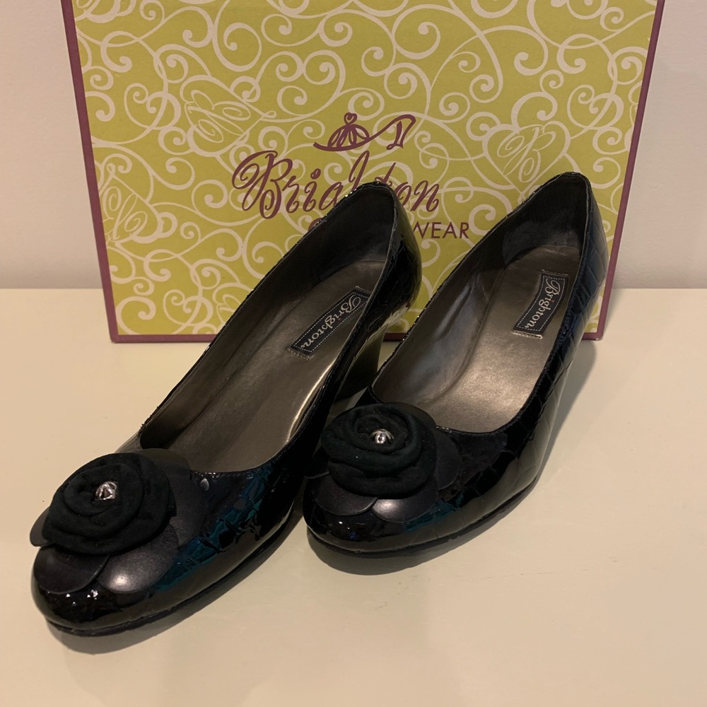 Precious flower accent patent leather wedges 🌸